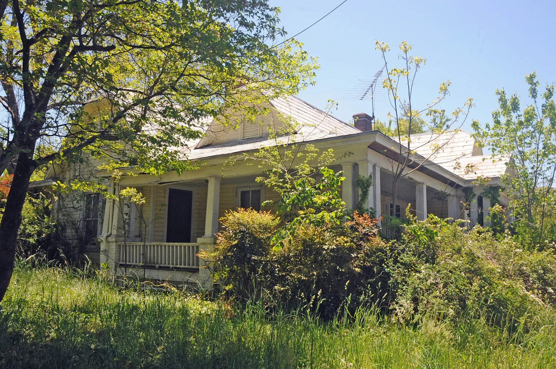 A historic home with a wraparound porch in the South Race Street Historic District, Statesville